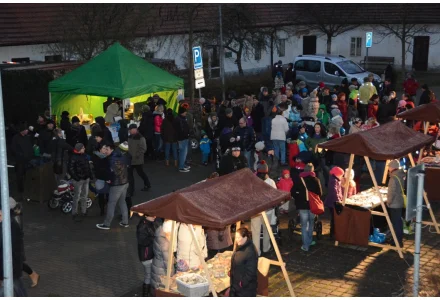 ADVENT PŘED RADNICÍ - pořádá RC U Motýlků