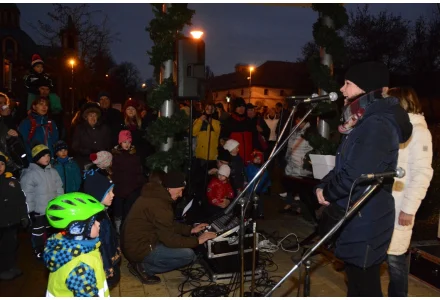 ADVENT PŘED RADNICÍ - pořádá RC U Motýlků