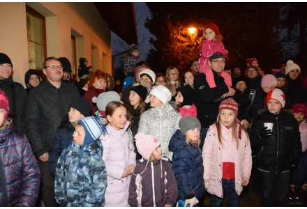 ADVENT PŘED RADNICÍ - pořádá RC U Motýlků