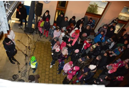 ADVENT PŘED RADNICÍ - pořádá RC U Motýlků