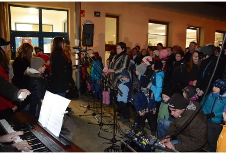 ADVENT PŘED RADNICÍ - pořádá RC U Motýlků