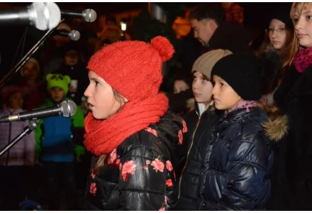 ADVENT PŘED RADNICÍ - pořádá RC U Motýlků