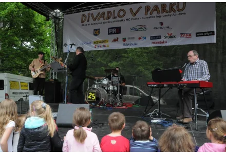 Divadlo v parku