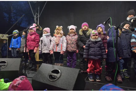 Slavnostní rozsvícení vánočního stromu před radnicí v neděli 2.12.2018 od 15:30 hodin. Slavnostní rozsvícení vánočního stromu před radnicí v neděli 2.12.2018 od 15:30 hodin.