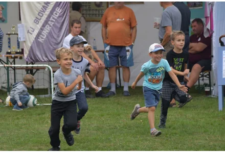 BABÍ LÉTO V POHYBU KUNRATICE V BĚHU ČASU BABÍ LÉTO V POHYBU KUNRATICE V BĚHU ČASU